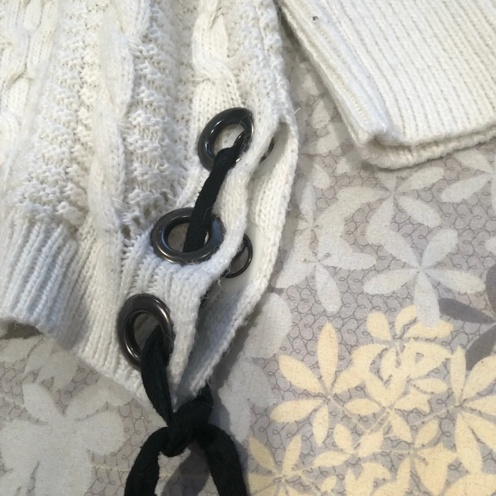 ✨Cream Sweater ✨ - Picture 4 of 4
